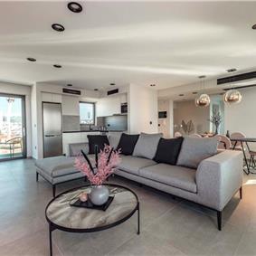 3 bedroom penthouse apartment with pool in Chania town, sleeps 6